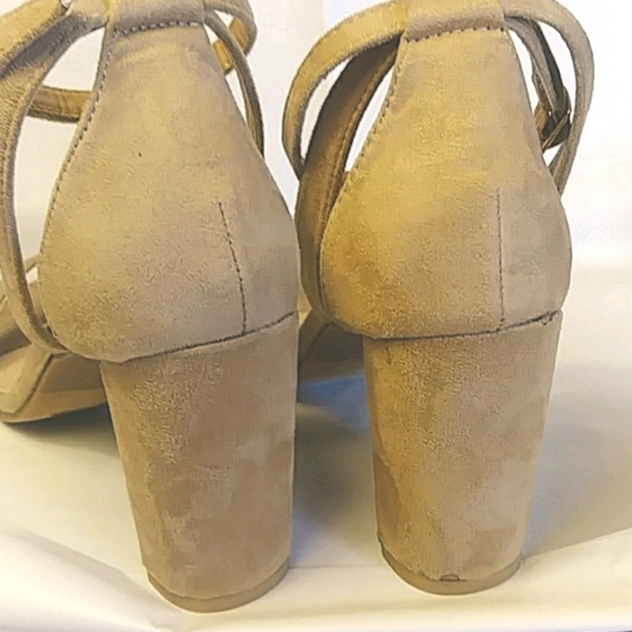 ANNA Trask-5-FC chunky heeled ankle strap sandal. Size 7. Slighth neel flaw. - Picture 4 of 8